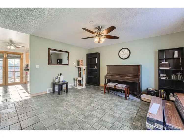 Single-family house For Sale in 1020, Lilac Street, Broomfield, Colorado