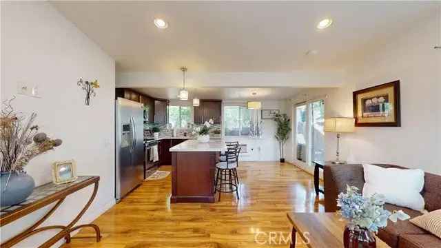 Single-family house For Sale in 7915, Fenwick Street, Los Angeles, California