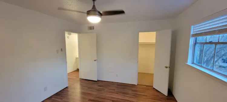 Montrose Apartment Unit for Rent - Walkable, Pet-Friendly