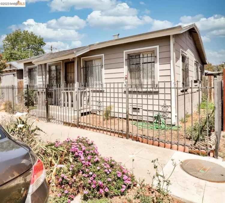 Single-family house For Sale in Oakland, California