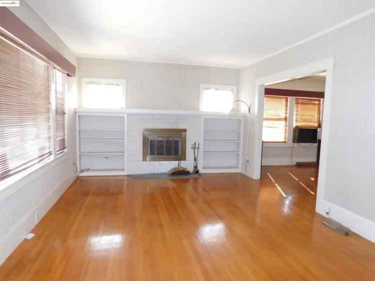 Single-family house For Sale in 2333, 8th Avenue, Oakland, California