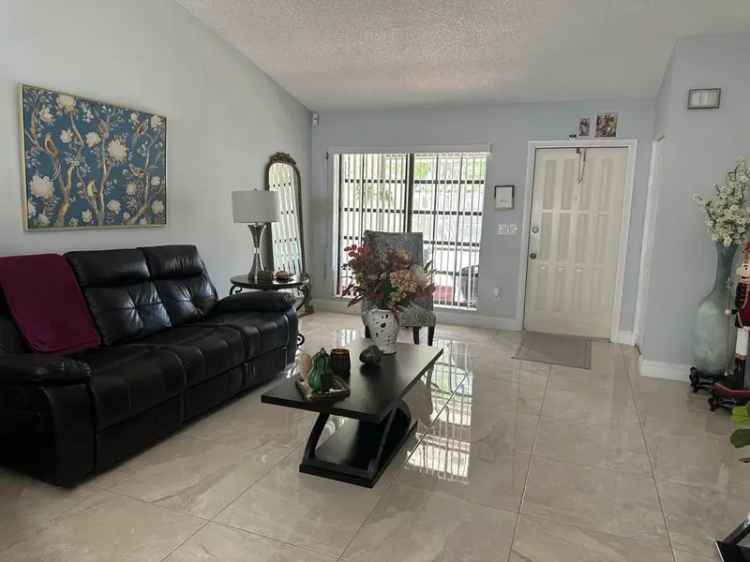 Single-family house For Sale in 6340, Tall Cypress Circle, Greenacres, Florida