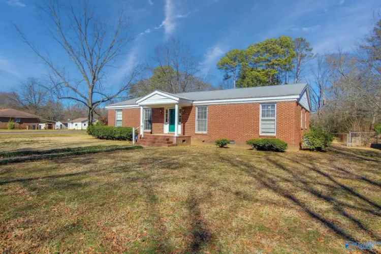 Single-family house For Sale in 938, Clearview Street Southwest, Decatur, Alabama