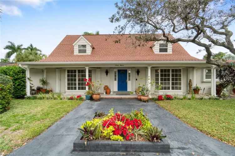 Single-family house For Sale in 711, Banyan Boulevard, Naples, Florida