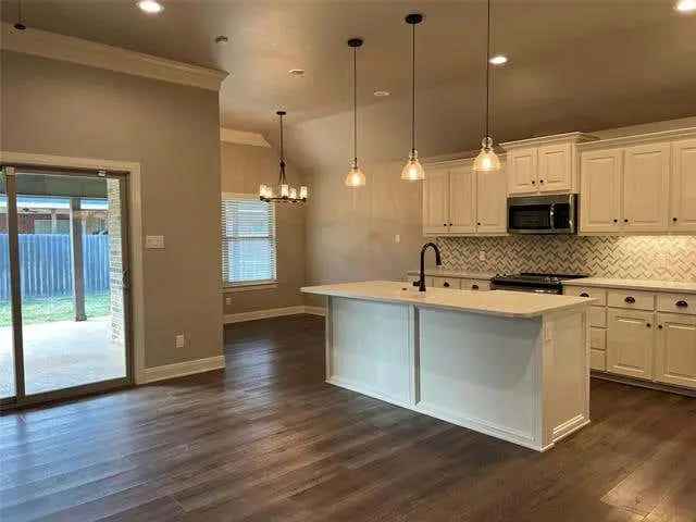 Single-family house For Sale in Joshua, Texas