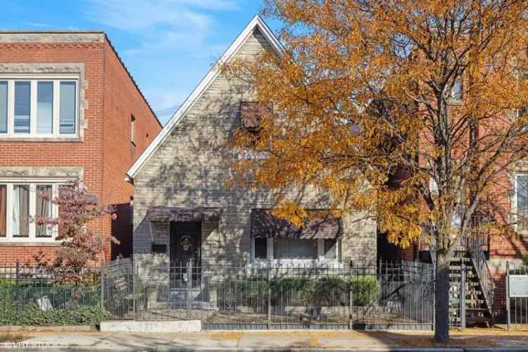 Single-family house For Sale in 2242, West Taylor Street, Chicago, Illinois