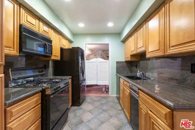 Condo For Sale in 14159, Riverside Drive, Los Angeles, California