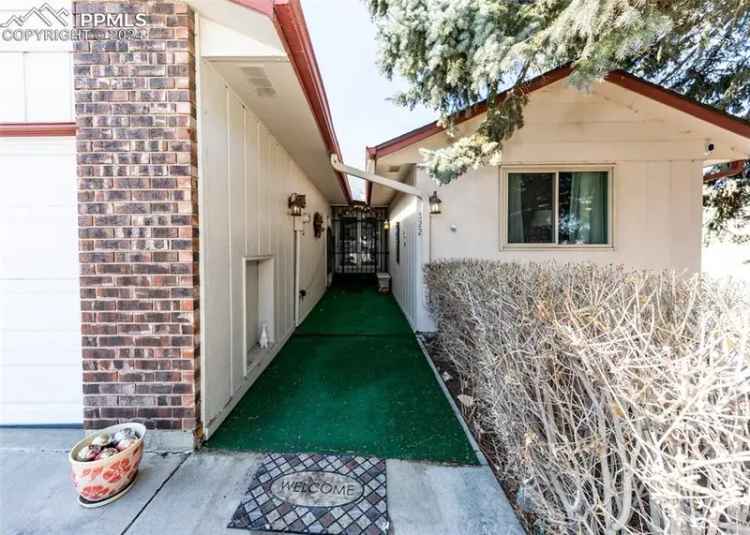 House For Sale in 522, Lakewood Circle, Colorado Springs, Colorado