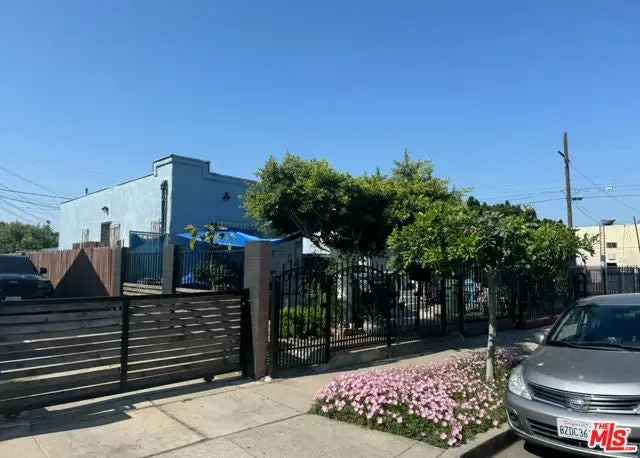 Multi-family house For Sale in 1122, East 67th Street, Los Angeles, California