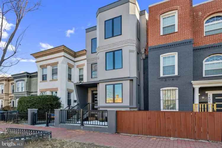 Condo For Sale in Washington, District of Columbia