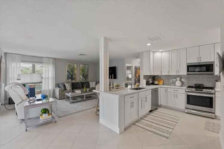 Single-family house For Sale in Atlantis, Florida