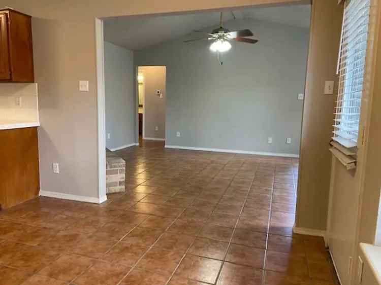 3 Bed 2 Bath Home in Irving TX Near Major Highways