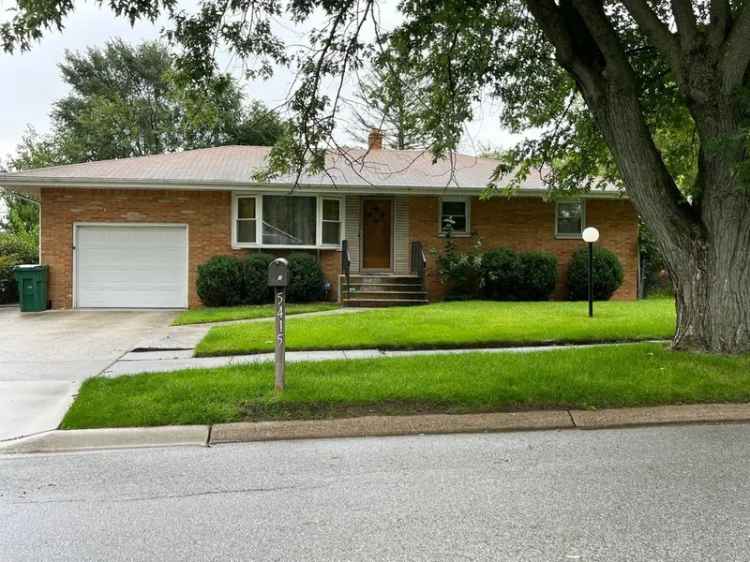 Single-family house For Sale in 5415, Delaware Street, Merrillville, Indiana