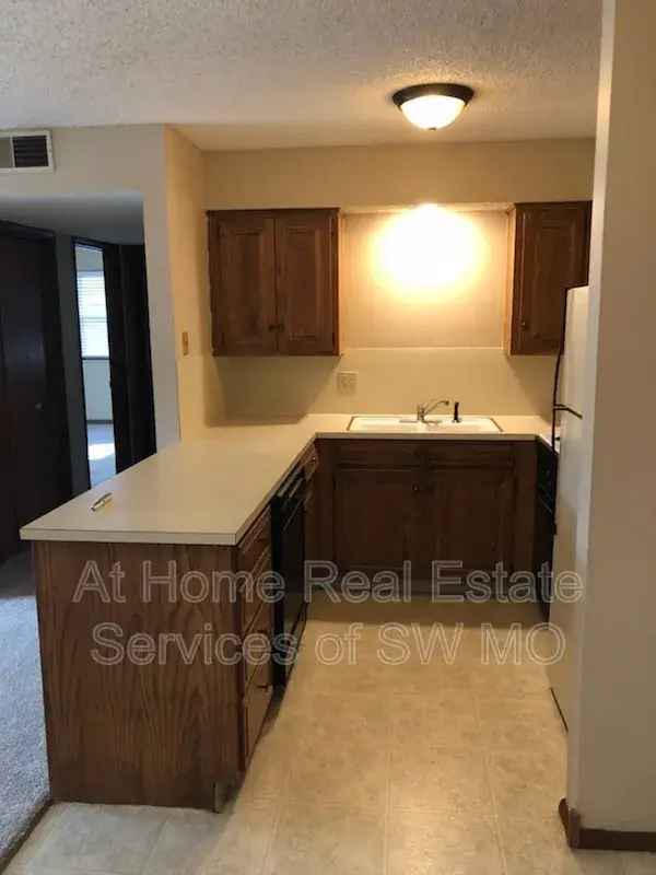 2 Bedroom Apartment near Battlefield Mall