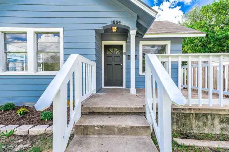 Duplex For Sale in 1224, Avenue H, Bay City, Texas