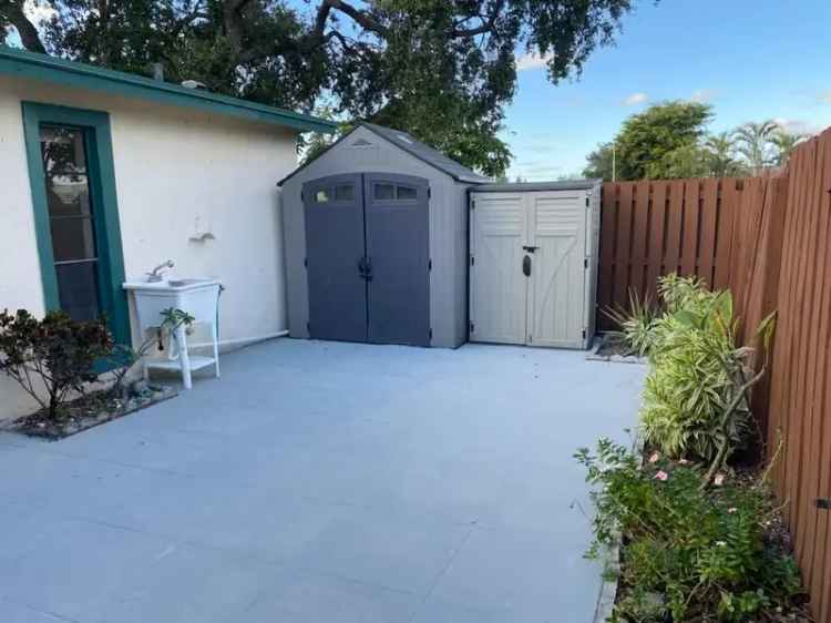 House For Sale in Palm Springs, Florida