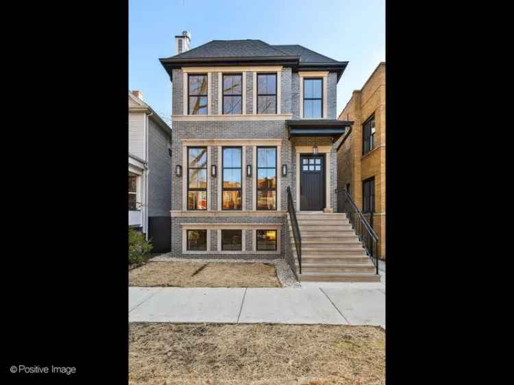 Single-family house For Sale in 3839, North Leavitt Street, Chicago, Illinois