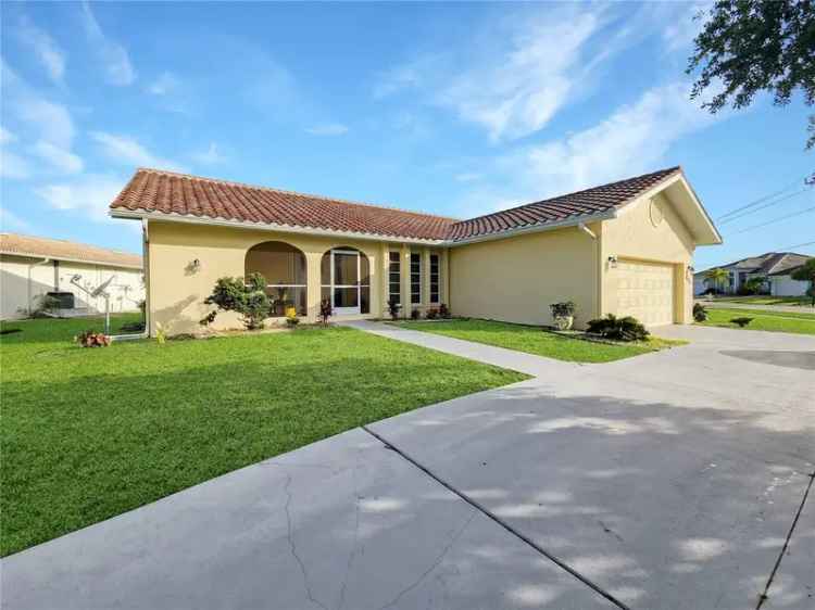 Single-family house For Sale in 695, Coronado Drive, Punta Gorda, Florida