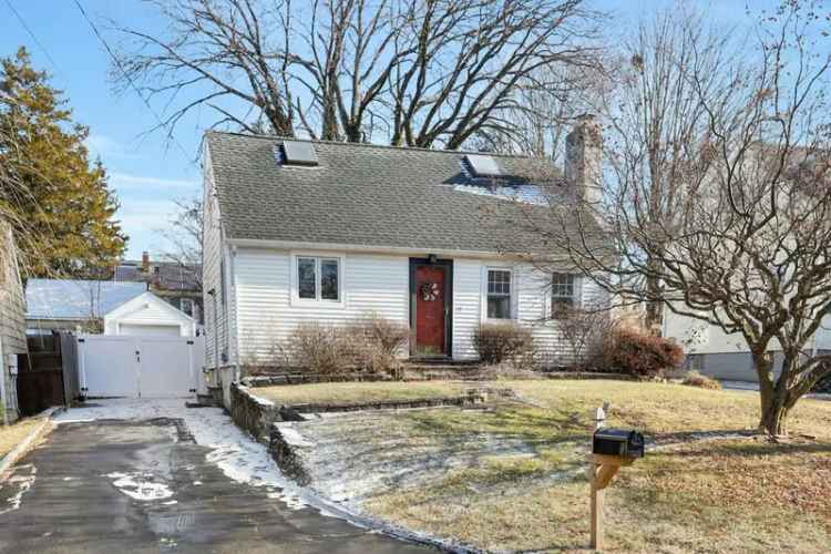 Single-family house For Sale in 19, Cedar Crest Place, Norwalk, Connecticut