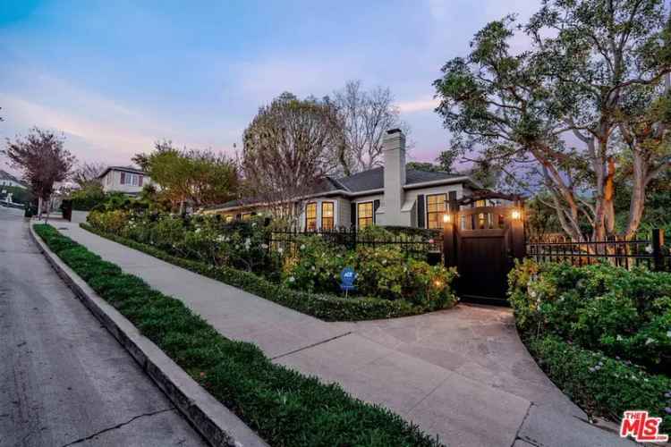 Single-family house For Sale in 11121, Montana Avenue, Los Angeles, California