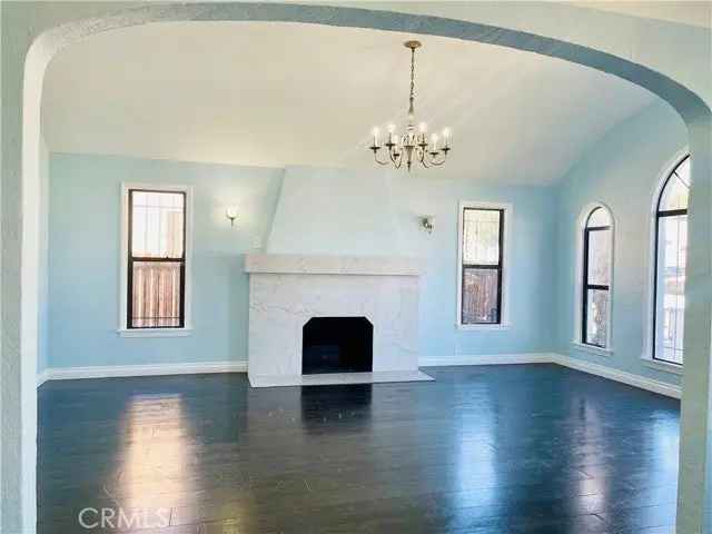 Single-family house For Sale in 1728, West 81st Street, Los Angeles, California