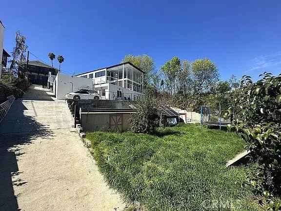 Single-family house For Sale in 4942, Marmol Drive, Los Angeles, California