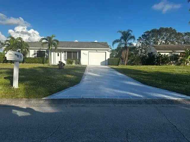 Single-family house For Sale in 357, Southwest Belmont Circle, Port Saint Lucie, Florida