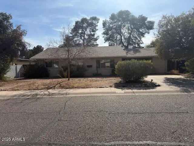 Single-family house For Sale in 3021, East Windrose Drive, Phoenix, Arizona