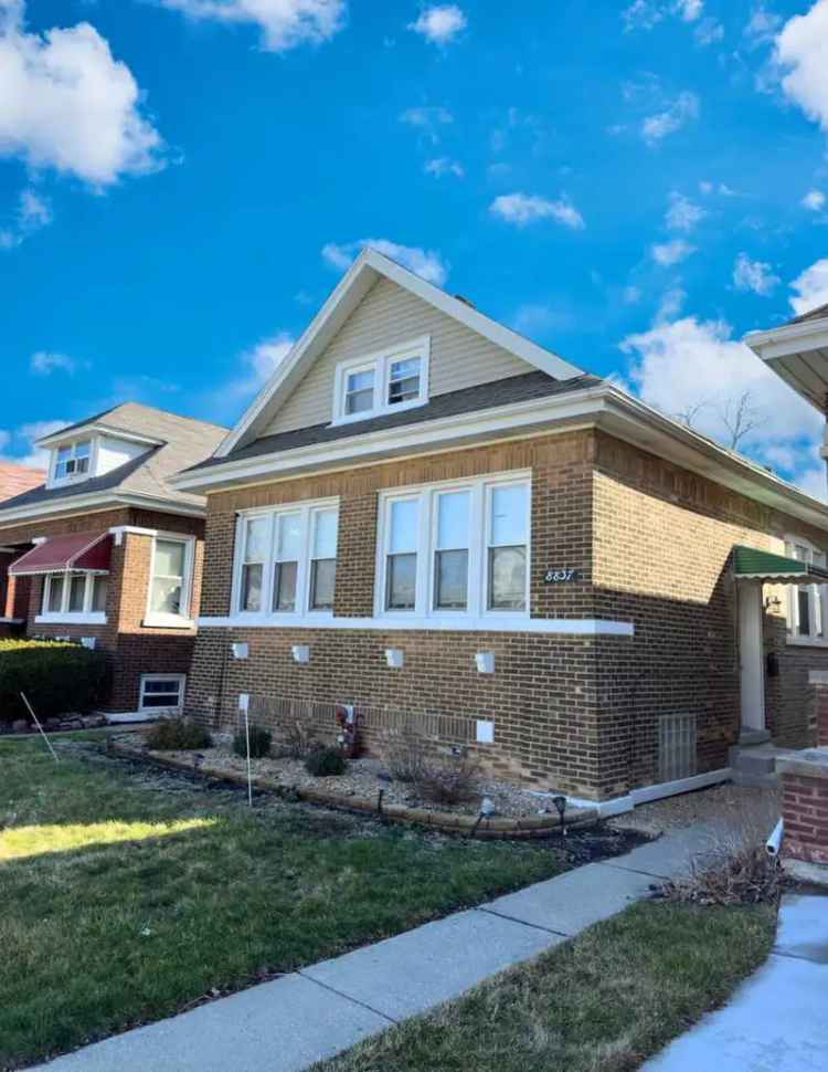 Single-family house For Sale in 8837, South Throop Street, Chicago, Illinois