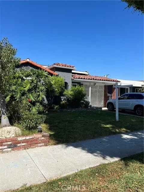 Single-family house For Sale in 1919, West 82nd Street, Los Angeles, California