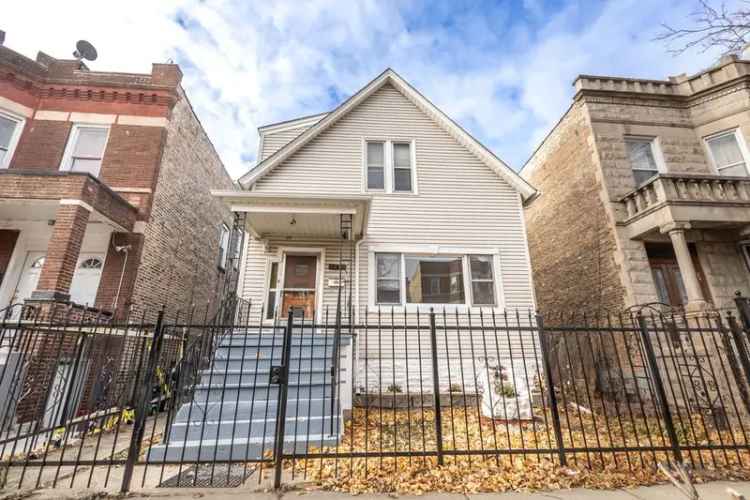 Single-family house For Sale in 1652, North Kedvale Avenue, Chicago, Illinois