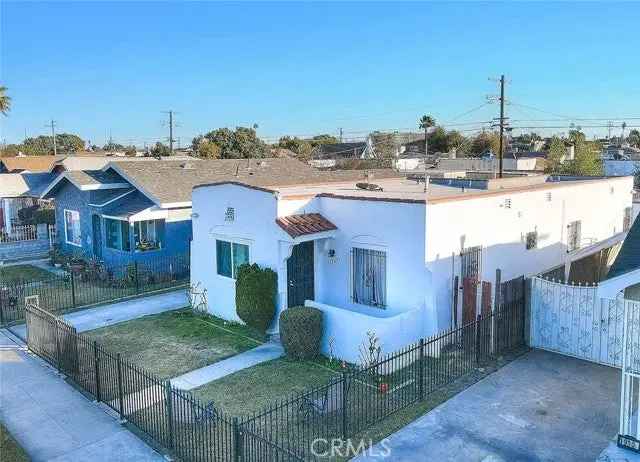 Single-family house For Sale in 1926, West 65th Place, Los Angeles, California