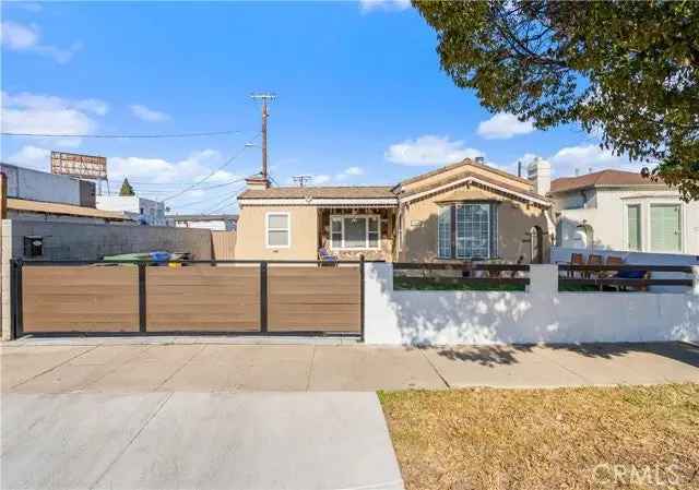 Single-family house For Sale in 1743, West 79th Street, Los Angeles, California