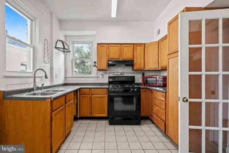 House For Sale in 916, East Capitol Street Northeast, Washington, District of Columbia