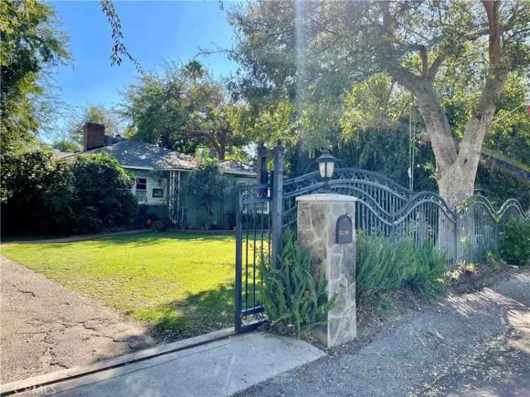 Single-family house For Sale in 12144, Blix Street, Los Angeles, California