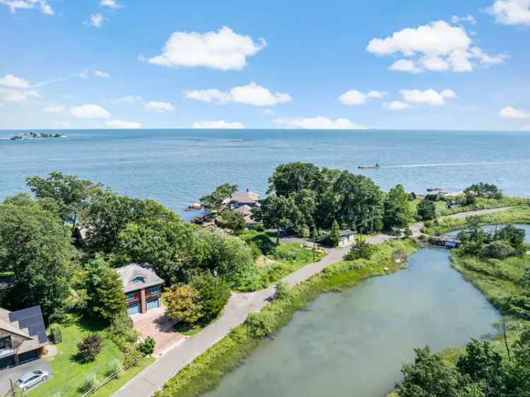 Single-family house For Sale in 72, Johnsons Point Road, Branford, Connecticut