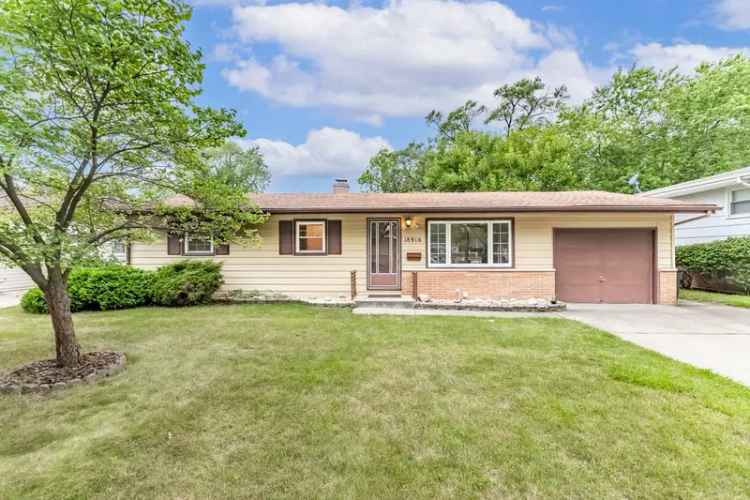 Single-family house For Sale in 18916, Greenbay Avenue, Lansing, Illinois