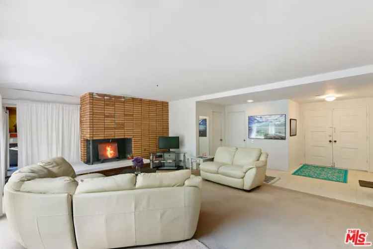 Single-family house For Sale in Malibu, California