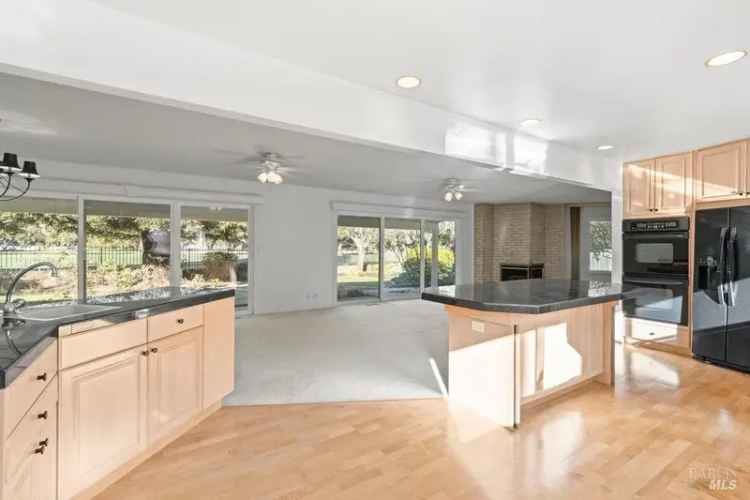 Single-family house For Sale in 120, Fairway Drive, Novato, California