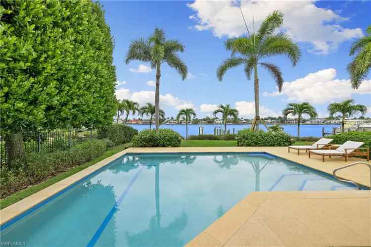 Single-family house For Sale in Naples, Florida