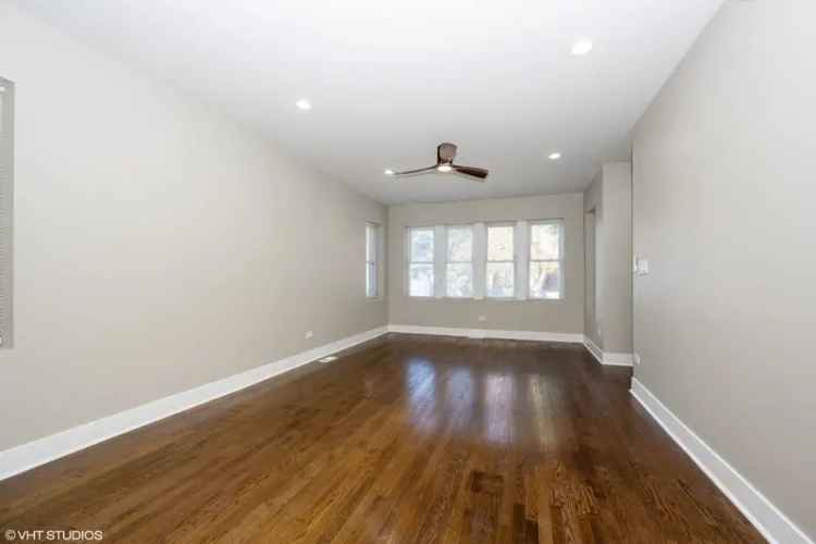 Single-family house For Sale in 8411, South Paxton Avenue, Chicago, Illinois