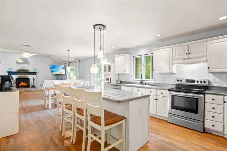 Single-family house For Sale in 16, Pine Tree Hill Road, Newtown, Connecticut