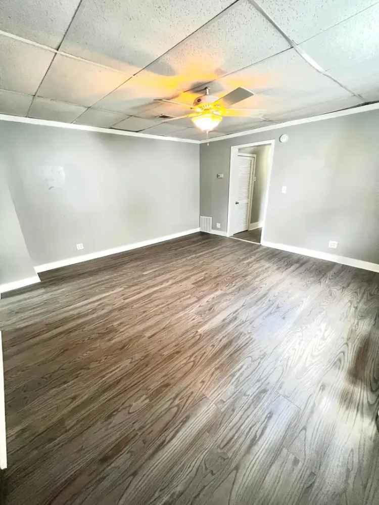 2 Bed 1 Bath Apartment for Rent Near UofL and Bellarmine