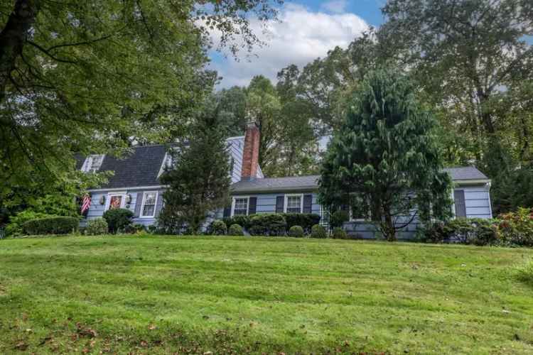 Single-family house For Sale in 31, Chimney Drive, Bethel, Connecticut