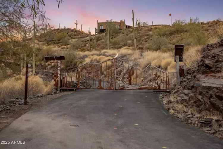 Single-family house For Sale in 37300, North School House Road, Cave Creek, Arizona