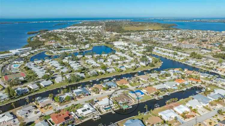 Single-family house For Sale in 4527, Bimini Drive, Bradenton, Florida