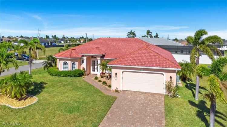 Single-family house For Sale in 3421, Northwest 1st Street, Cape Coral, Florida