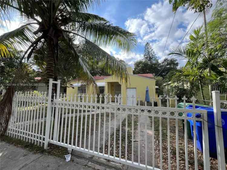 Single-family house For Sale in 8318, Northeast 3rd Court, Miami, Florida