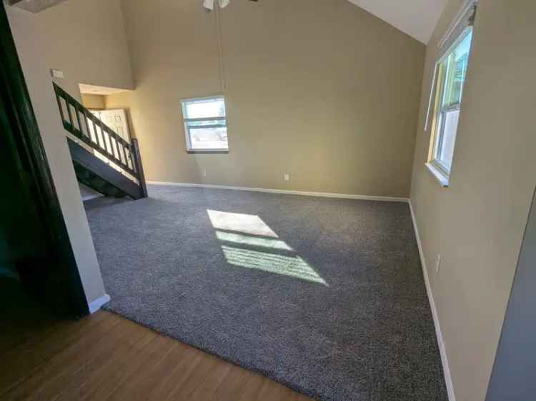 Spacious 3 Bedroom Duplex near MNU - Pet Friendly