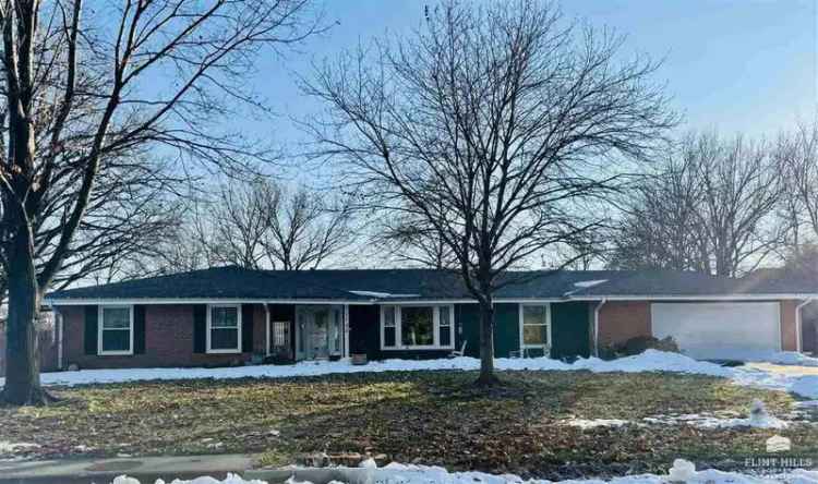 Single-family house For Sale in 1702, Beekman Place, Abilene, Kansas